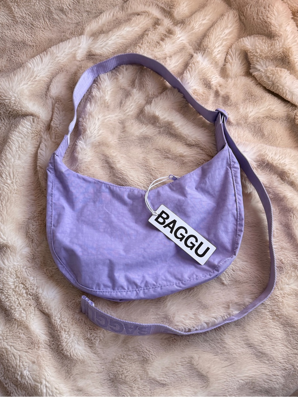 BAGGU Medium Crescent Bag in Wisteria